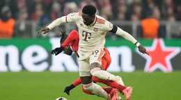 Alphonso Davies a Issa Kaboré (dole) v zápase Bayern Mníchov - Benfica Lisabon v ligovej fáze Ligy majstrov.