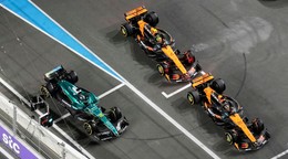 Jazdci tímu McLaren Oscar Piastri a Lando Norris, vedľa nich Lance Stroll z tímu Aston Martin počas tréningu na Veľkú cenu Saudskej Arábie 2025.