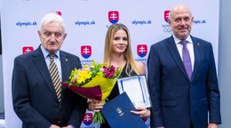 Zľava čestný prezident Slovenského olympijského a športového výboru (SOŠV) František Chmelár, atlétka Tereza Čorejová, ktorá si prevzala ocenenie v kategórii ženský talent roka a prezident SOŠV Anton Siekel