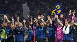 Inter Miláno oslavuje s fanúšikmi zisk trofeje. 
