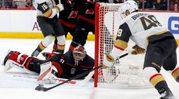 Frederik Andersen a Ivan Barbašev vo vzájomnom súboji.