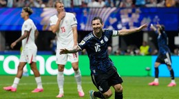 Messi oslavuje gól.