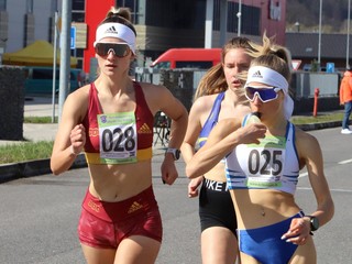 Hana Burzalová (vľavo) a Alžbeta Ragasová počas pretekov Záhorácka dvadsiatka 2023.