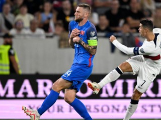 Milan Škriniar (vľavo) a Cristiano Ronaldo v zápase Slovensko - Portugalsko v kvalifikácii EURO 2024.