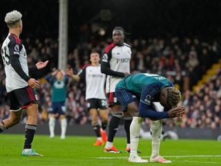 Futbalista Arsenalu Bukayo Saka a jeho gesto v zápase proti Fulhamu.