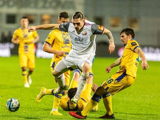 Peter Kováčik (v strede) v drese FK Podbrezová v zápase proti DAC Dunajská Streda.