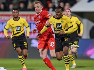 Jamie Bynoe-Gittens (vpravo) bojuje o loptu s Lennardom Maloneyom v zápase 1. FC Heidenheim - Borussia Dortmund.