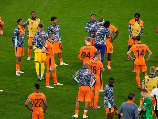 Holandskí reprezentanti po prehre v zápase Holandsko - Anglicko v semifinále EURO 2024.