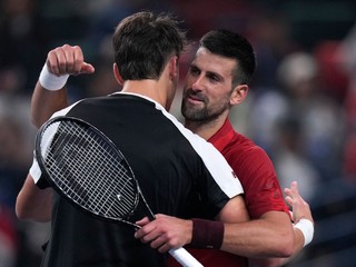 Novak Djokovič (vpravo) a Jakub Menšík po štvrťfinále na turnaji ATP Šanghaj 2024.