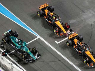 Jazdci tímu McLaren Oscar Piastri a Lando Norris, vedľa nich Lance Stroll z tímu Aston Martin počas tréningu na Veľkú cenu Saudskej Arábie 2025.