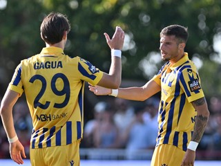 Na snímke sa tešia z gólu hráči DAC.