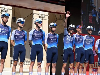 Cyklisti tímu Israel - Premier Tech počas prezentácie pred začiatkom Vuelty 2025.