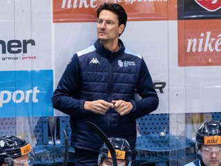 Tréner HC Slovan Bratislava Brad Tapper spolu s hráčmi. 