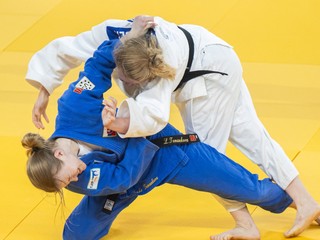 Na snímke dole Lenka Tománková (Slovensko) a hore Neza Mesiceková (Slovinsko) v kategórii do 63 kg na ME juniorov v džude 2025.