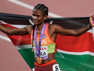 Kenská atlétka Lilian Odirová oslavuje zisk zlatej medaily
