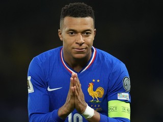 Kylian Mbappé oslavuje gól proti Ukrajine.