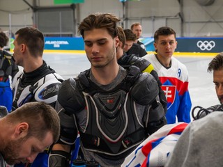 slovenskí hokejisti Juraj Slafkovský (uprostred), kapitán Tomáš Tatar (druhý sprava) a Martin Fehérváry (tretí sprava)