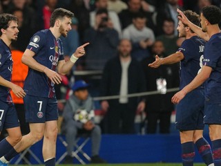 Futbalisti Paríža oslavujú gól