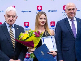 Zľava čestný prezident Slovenského olympijského a športového výboru (SOŠV) František Chmelár, atlétka Tereza Čorejová, ktorá si prevzala ocenenie v kategórii ženský talent roka a prezident SOŠV Anton Siekel