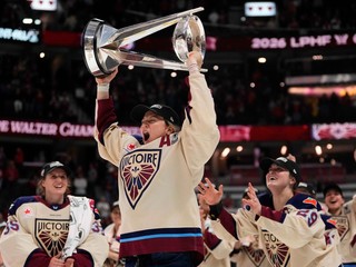 Hokejistky Montrealu oslavujú zisk trofeje