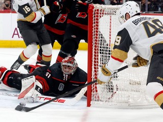 Frederik Andersen a Ivan Barbašev vo vzájomnom súboji.
