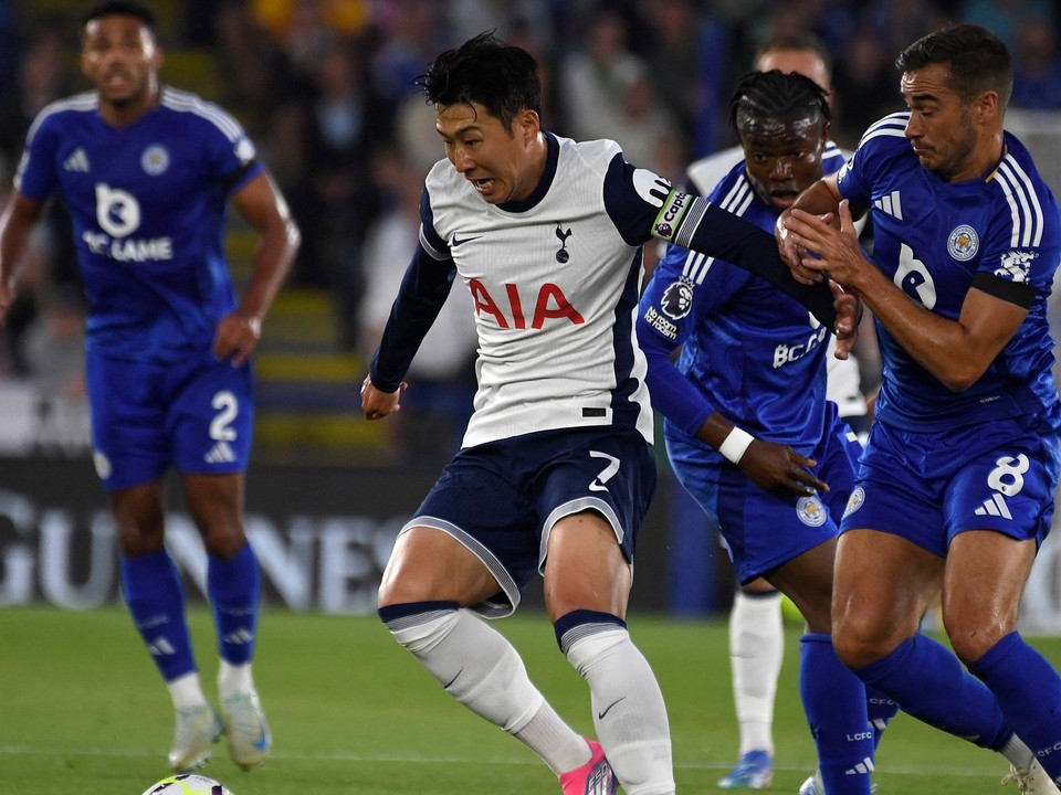 Son Heung-min (v strede) v zápase Premier League Leicester City - Tottenham Hotspur.