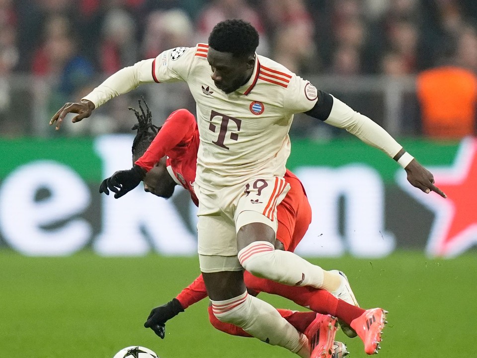 Alphonso Davies a Issa Kaboré (dole) v zápase Bayern Mníchov - Benfica Lisabon v ligovej fáze Ligy majstrov.