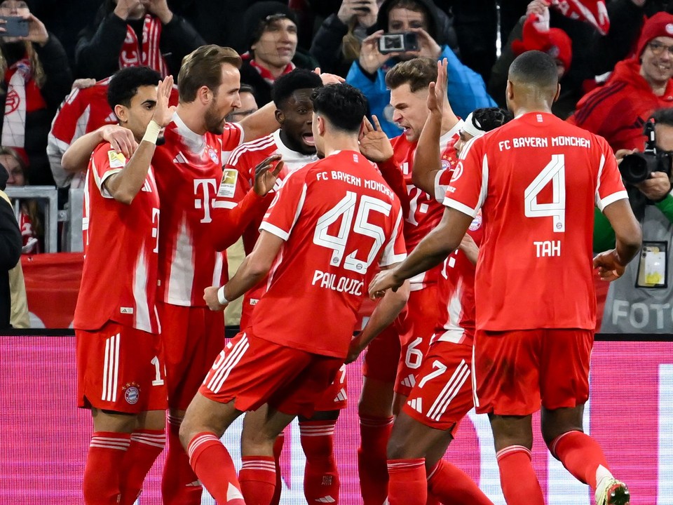 Bayern Mníchov oslavuje gól. 