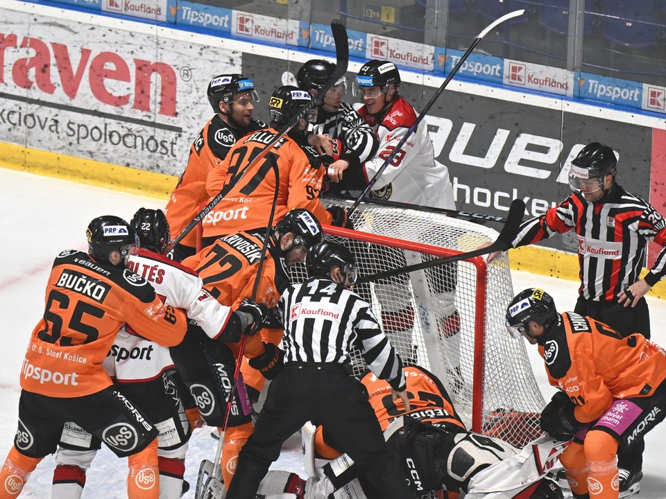 Na snímke šarvátka v piatom zápase štvrťfinále play off Košice - Banská Bystrica.