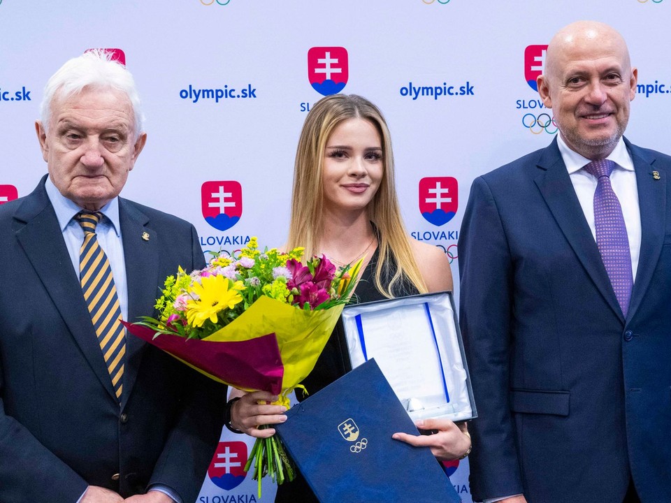 Zľava čestný prezident Slovenského olympijského a športového výboru (SOŠV) František Chmelár, atlétka Tereza Čorejová, ktorá si prevzala ocenenie v kategórii ženský talent roka a prezident SOŠV Anton Siekel