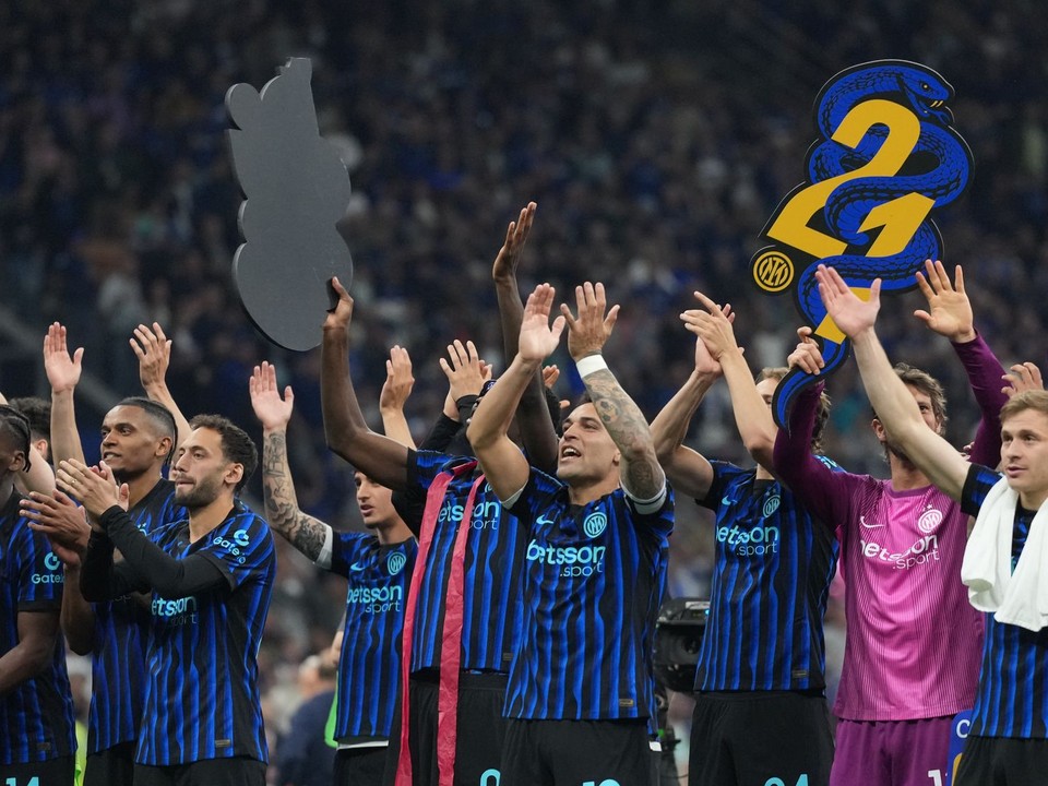 Inter Miláno oslavuje s fanúšikmi zisk trofeje. 