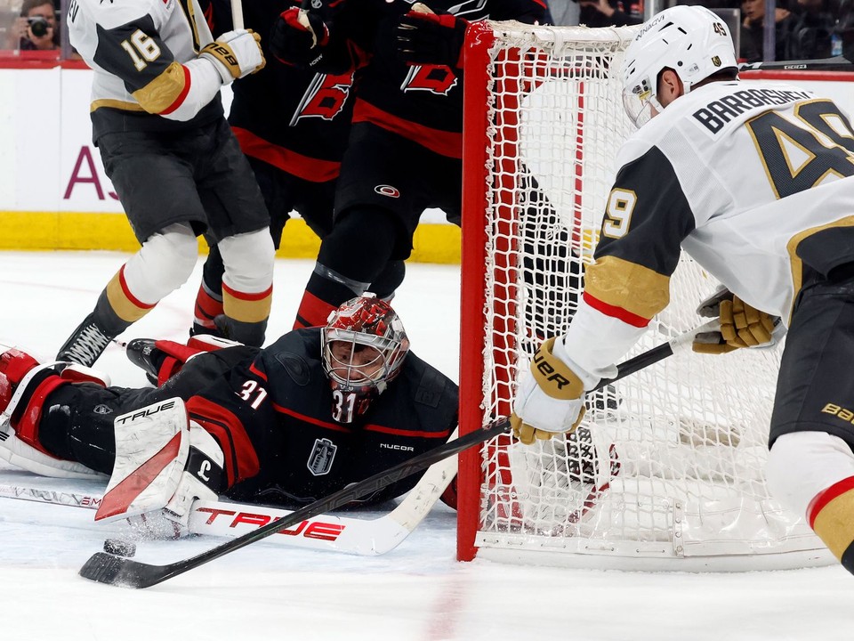 Frederik Andersen a Ivan Barbašev vo vzájomnom súboji.