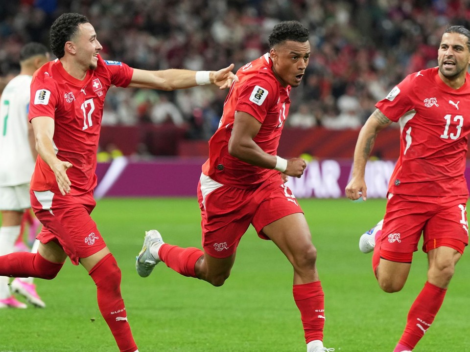 Hráči Švajčiarska sa tešia z gólu v zápase s Alžírskom na MS vo futbale 2026