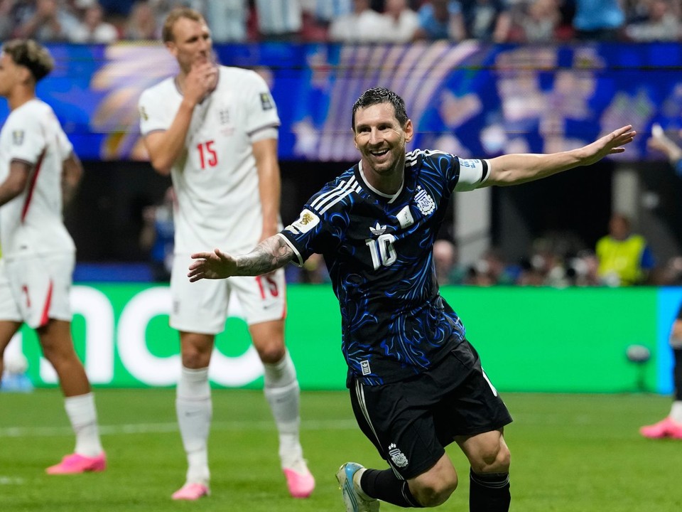 Messi oslavuje gól.