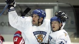 Jere Karalahti (vľavo) v drese fínskej reprezentácie.