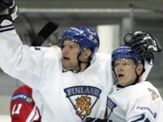 Jere Karalahti (vľavo) v drese fínskej reprezentácie.