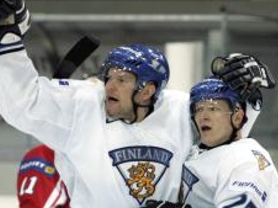 Jere Karalahti (vľavo) v drese fínskej reprezentácie.