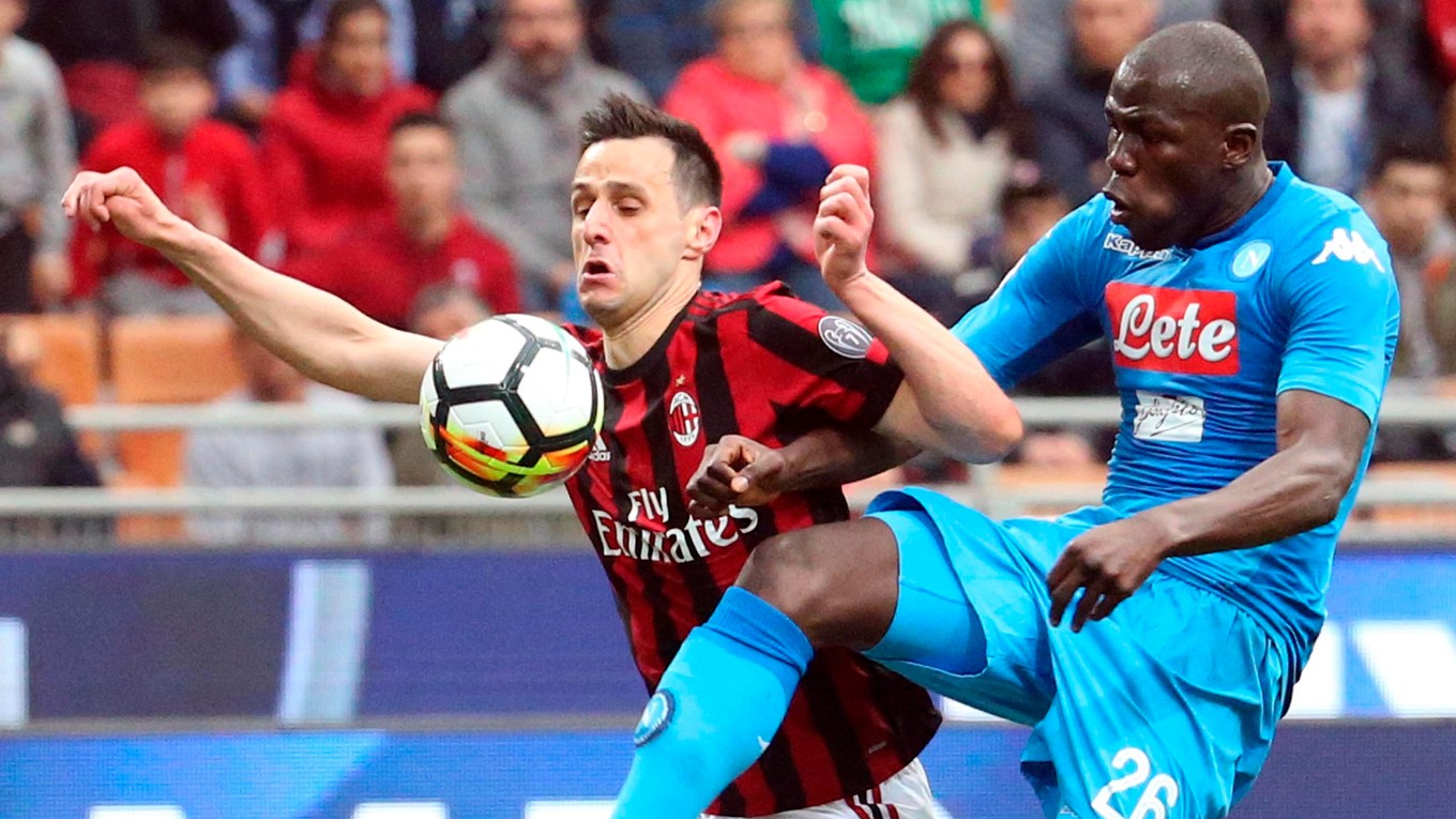 Hráč Neapolu Kalidou Koulibaly (vpravo) bojuje o loptu s Nikolom Kaliničom z AC Miláno.