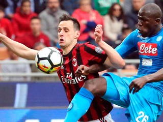 Hráč Neapolu Kalidou Koulibaly (vpravo) bojuje o loptu s Nikolom Kaliničom z AC Miláno.