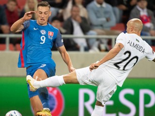 Róbert Boženík (vľavo) v zápase Slovensko - Azerbajdžan v Lige národov.