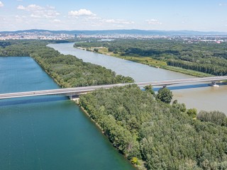 Na snímke z dronu pohľad na nový Lužný most ponad Dunaj a vľavo areál kanoistiky Veľký Zemník.