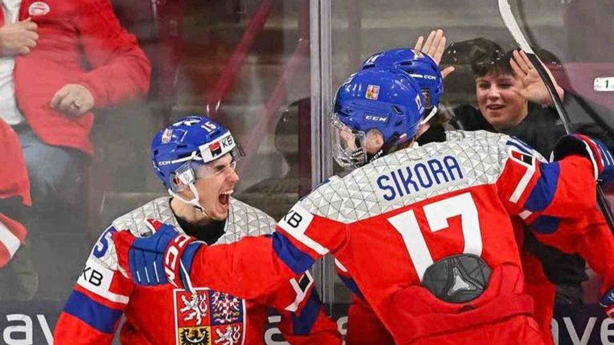 Českí hokejisti do 20 rokov oslavujú gól na MS.
