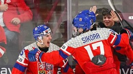 Českí hokejisti do 20 rokov oslavujú gól na MS.