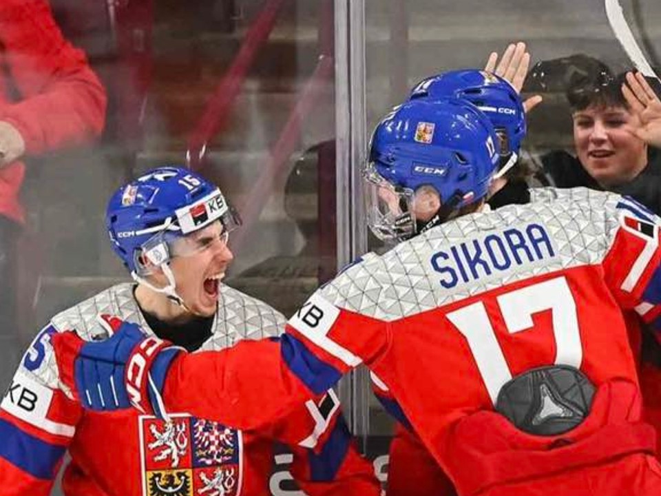 Českí hokejisti do 20 rokov oslavujú gól na MS.
