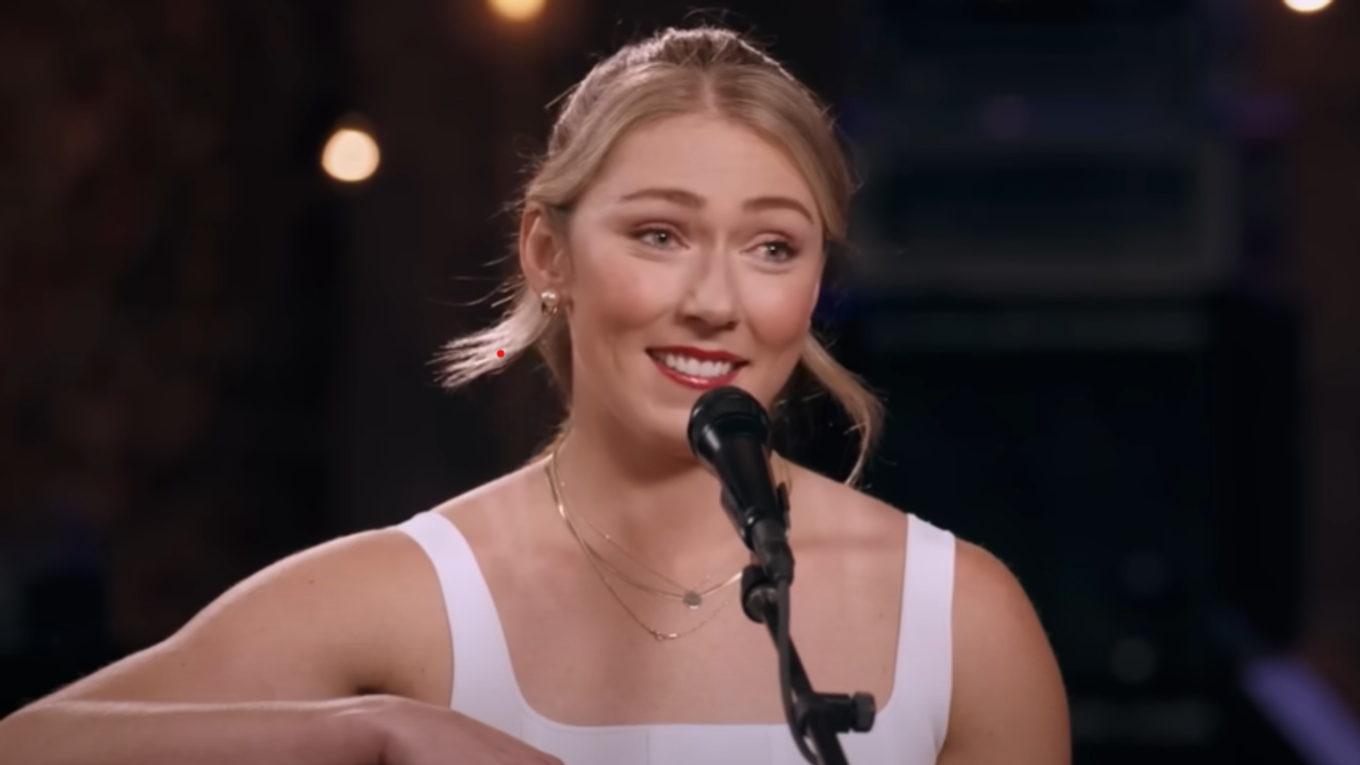 Mikaela Shiffrinová ako speváčka.