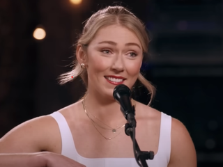 Mikaela Shiffrinová ako speváčka.