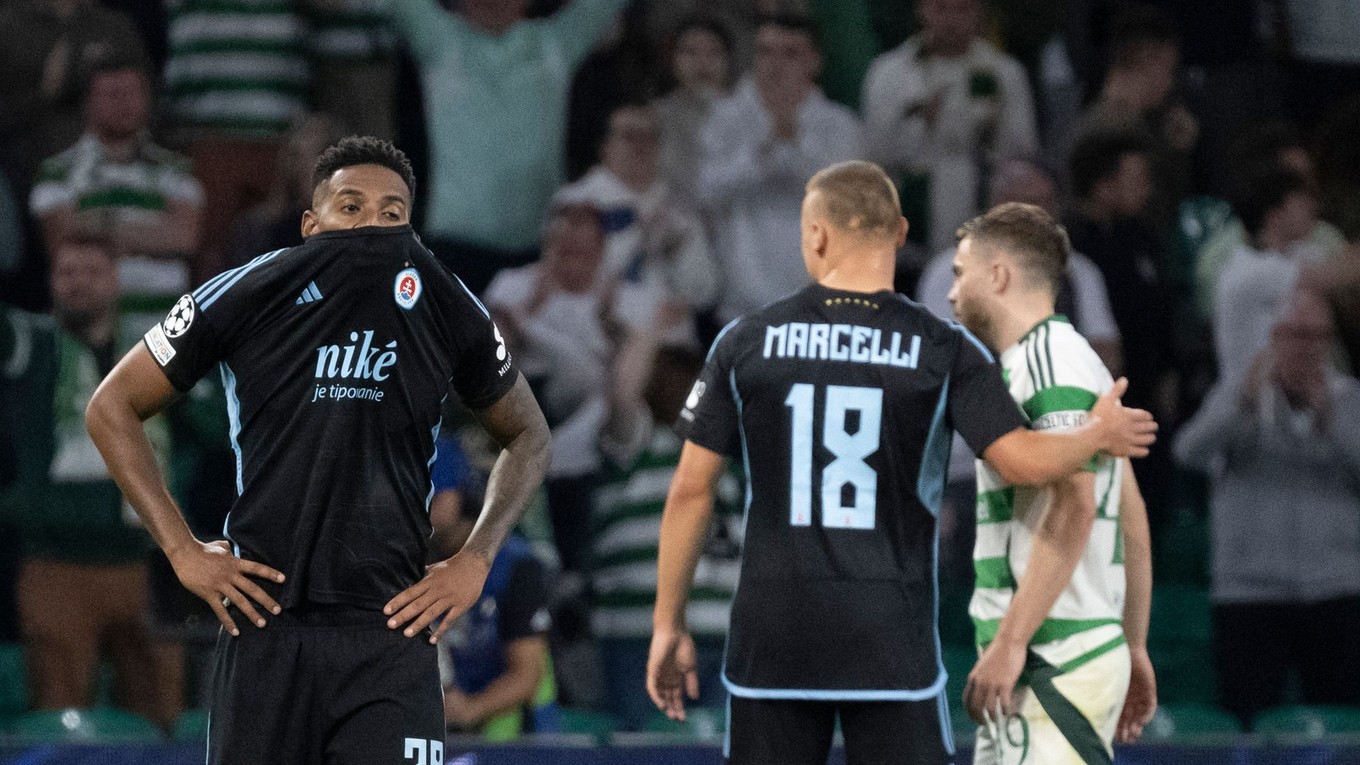 Zľava Cesar Blackman, Nino Marcelli a James Forrest v zápase Celtic Glasgow - ŠK Slovan Bratislava v 1. kole ligovej fázy Ligy majstrov.