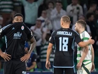 Zľava Cesar Blackman, Nino Marcelli a James Forrest v zápase Celtic Glasgow - ŠK Slovan Bratislava v 1. kole ligovej fázy Ligy majstrov.