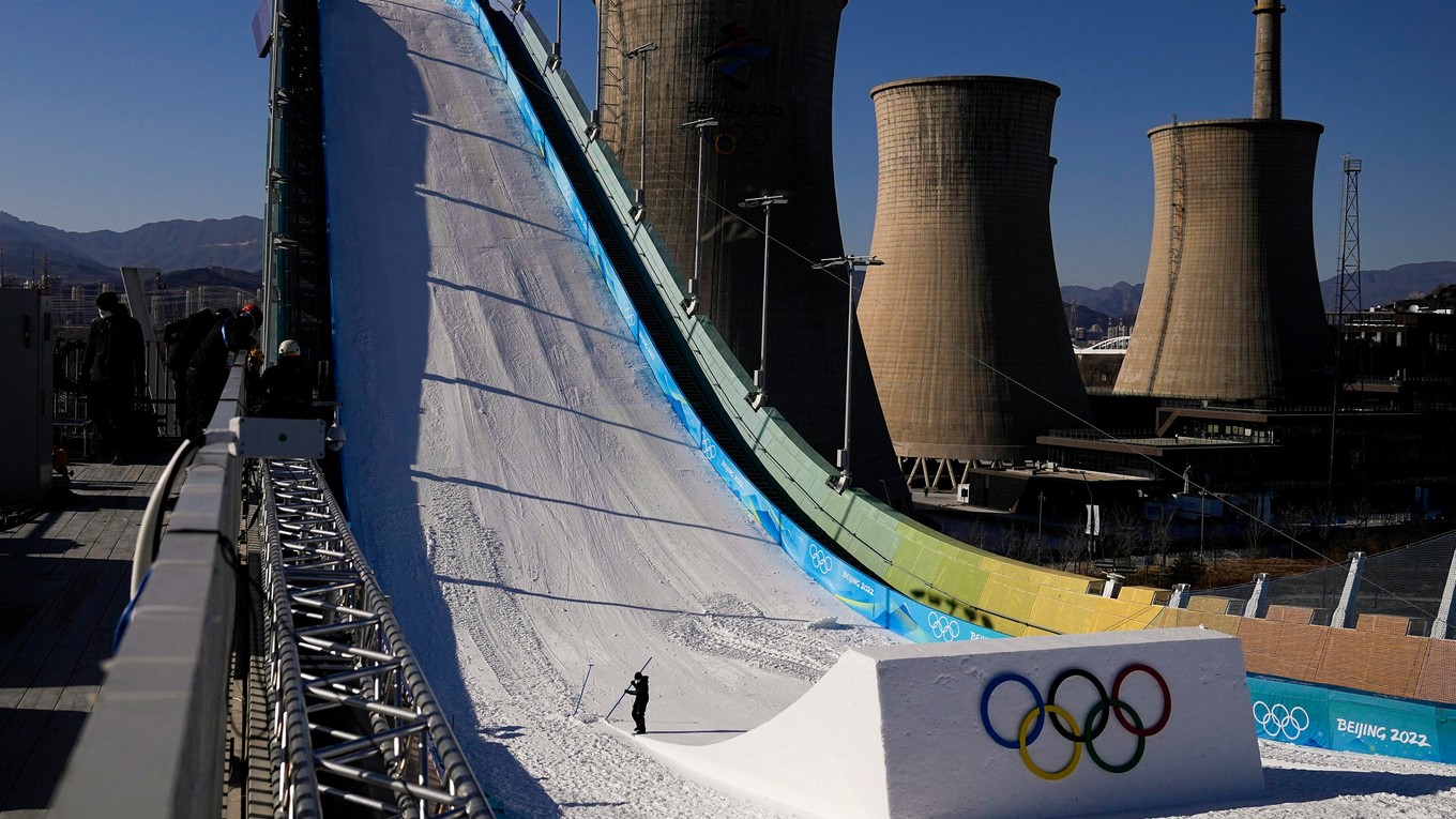 Športovisko Big Air Šou-kang. Prvé trvalé dejisko Big Air vybudovali na mieste niekdajšej oceliarne na pozadí štyroch chladiacich veží.