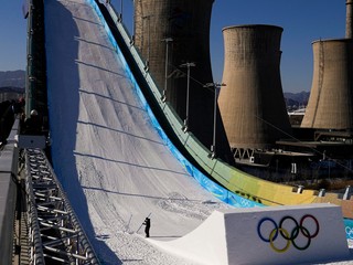 Športovisko Big Air Šou-kang. Prvé trvalé dejisko Big Air vybudovali na mieste niekdajšej oceliarne na pozadí štyroch chladiacich veží.